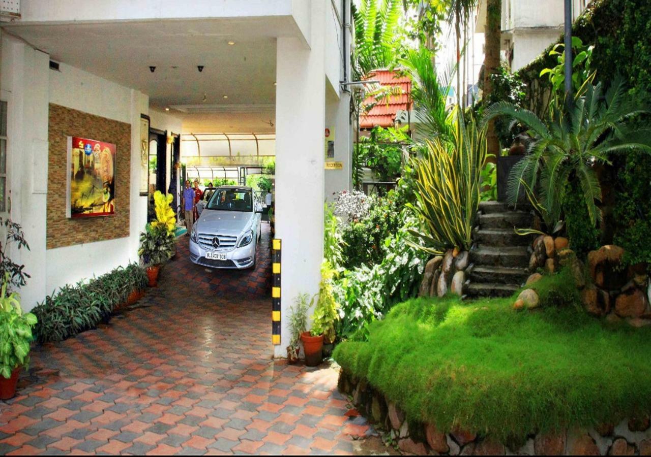 Yuvarani Residency Kochi Extérieur photo
